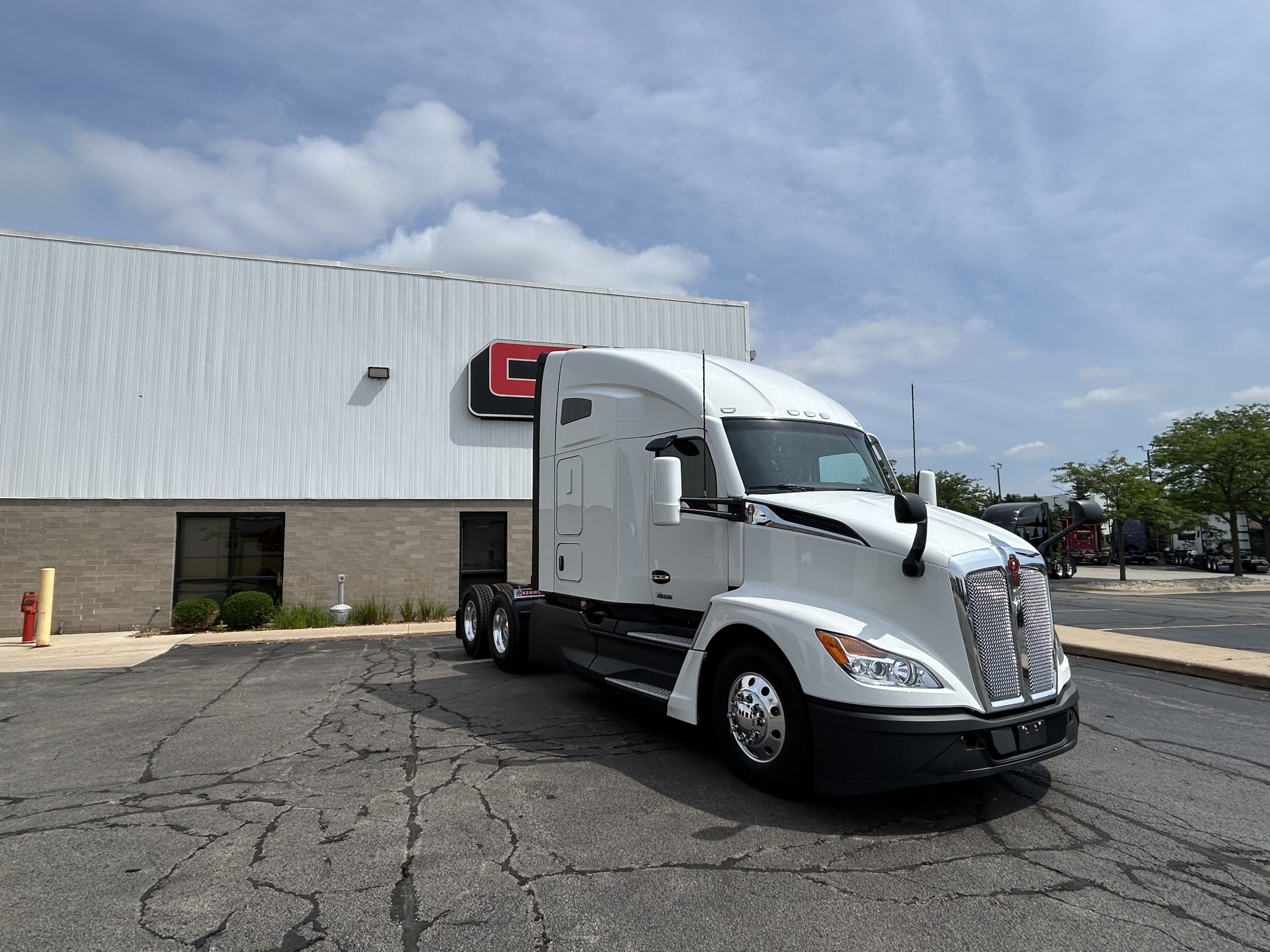 NEW 2027 KENWORTH T680 NEW 2027 KENWORTH T680 - image 3 of 6