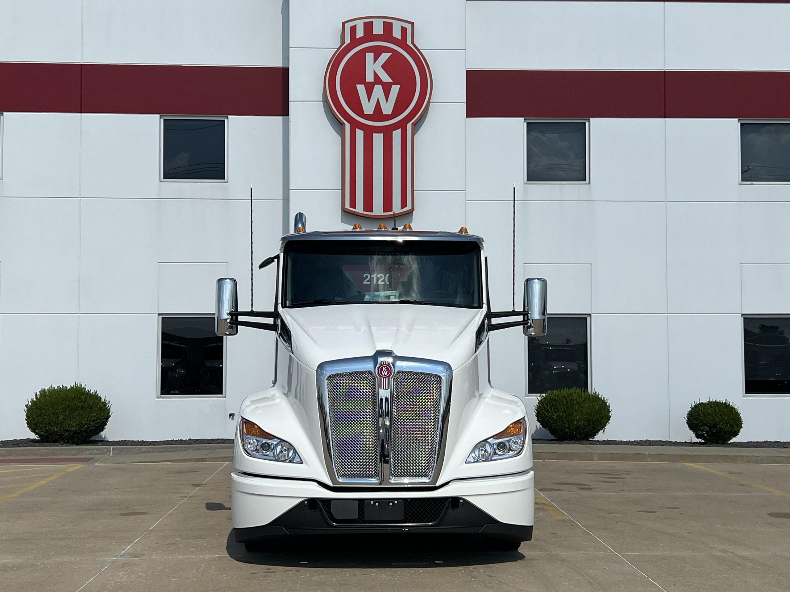NEW 2027 KENWORTH T680 NEW 2027 KENWORTH T680 - image 2 of 6