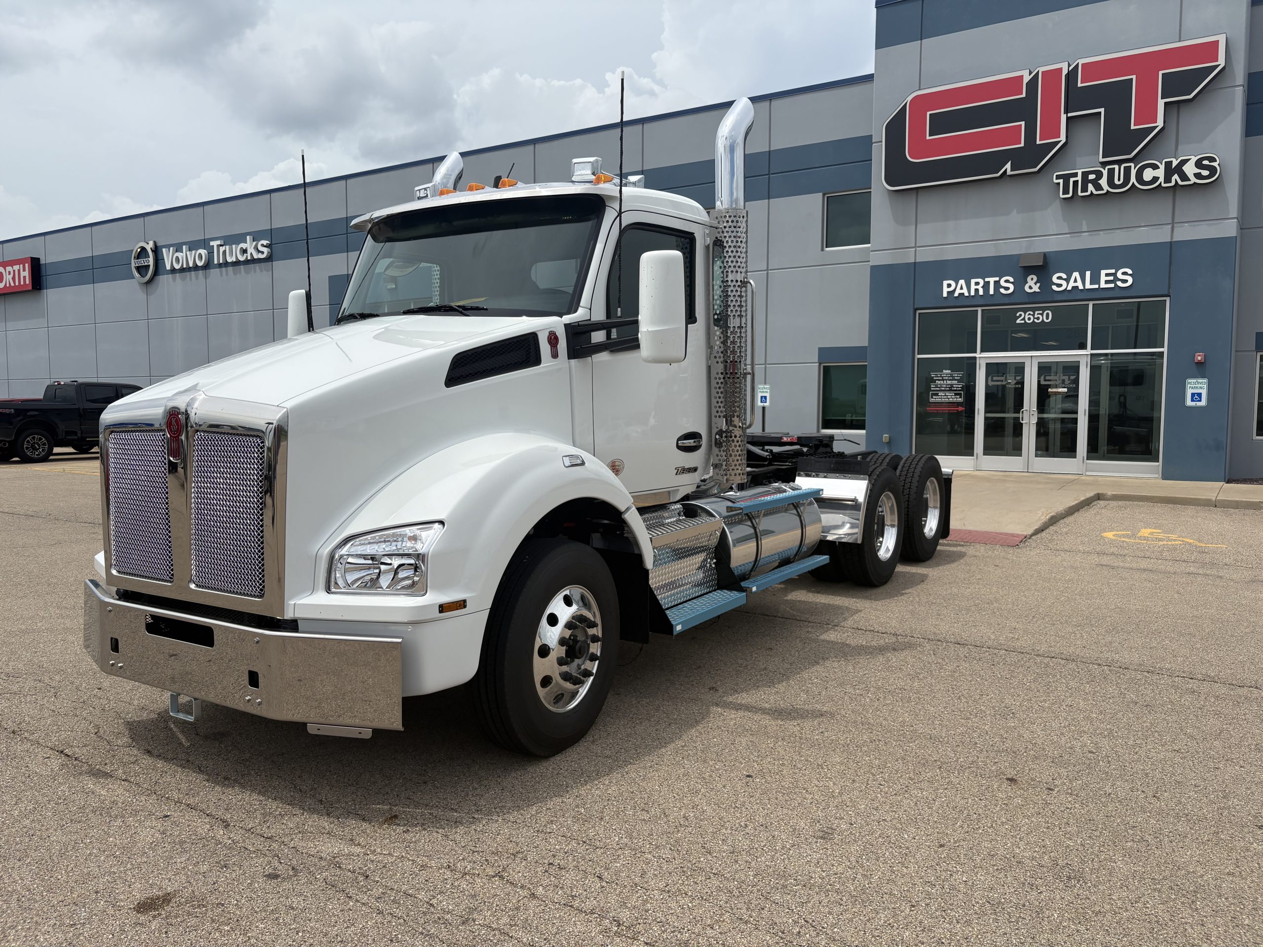 IMG_8495 NEW 2027 KENWORTH T880 DAY CAB - CIT TRUCKS