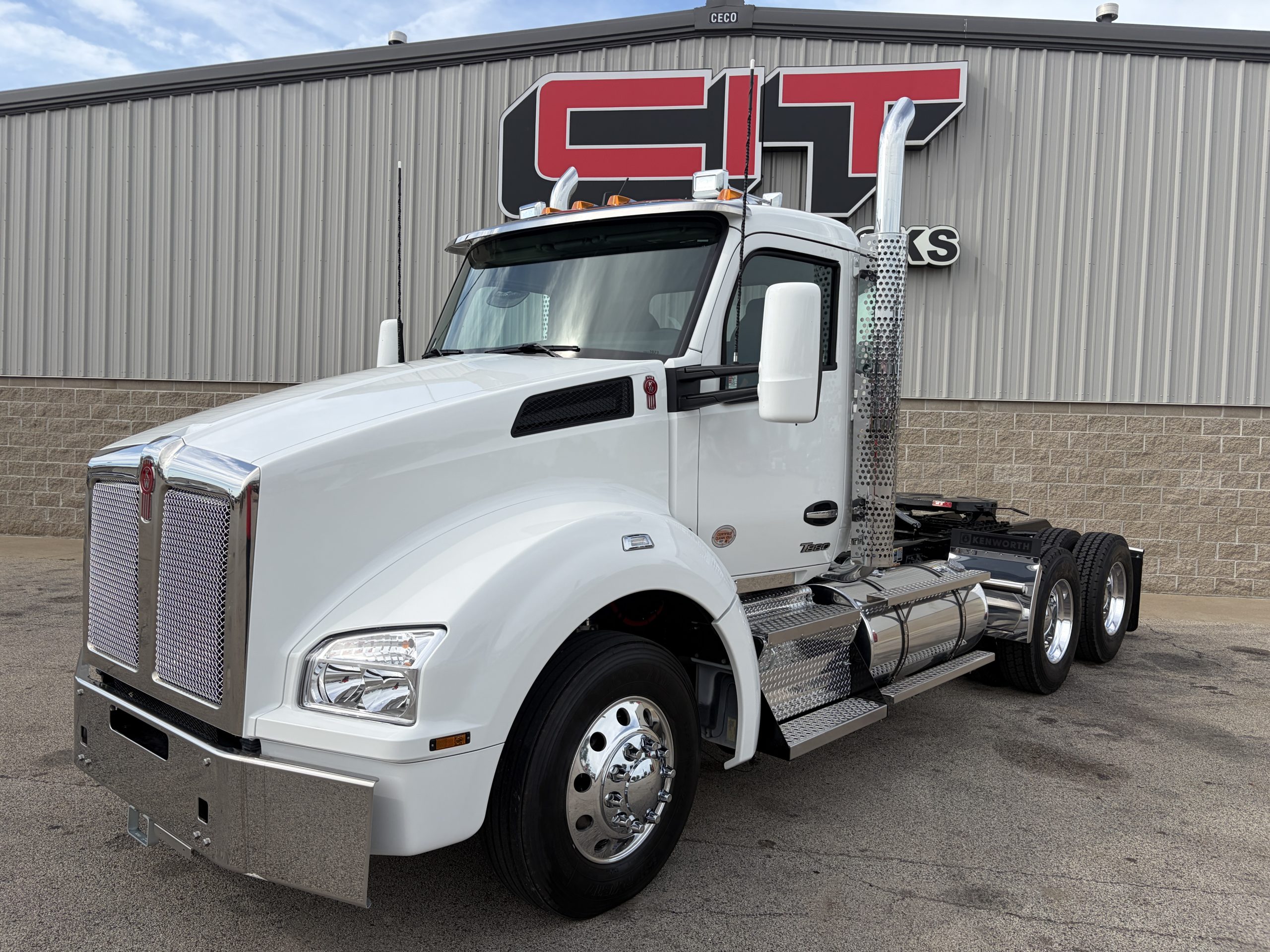 NEW 2027 KENWORTH T880 - image 1 of 6