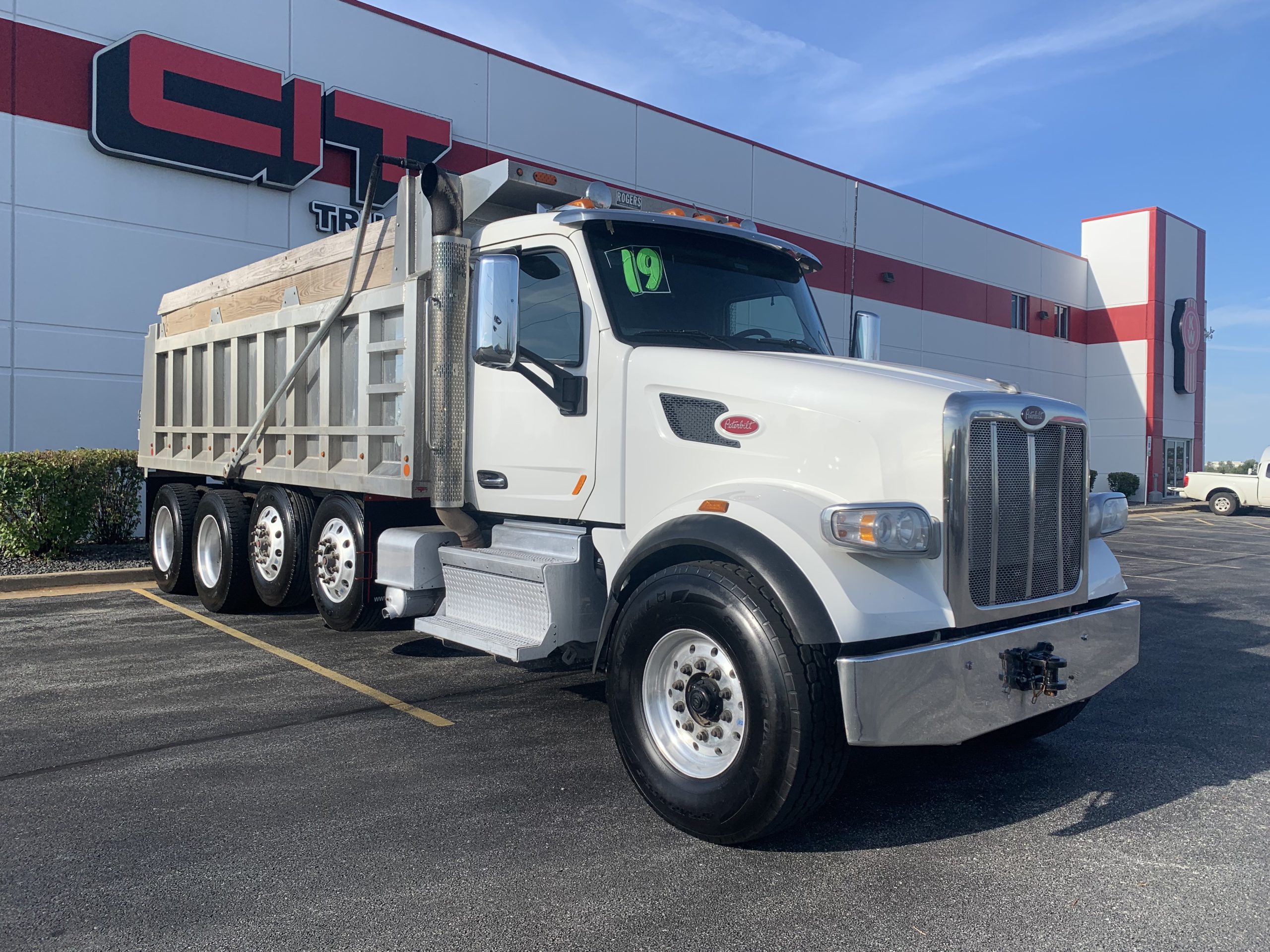 2019 PETERBILT 567 - image 3 of 6