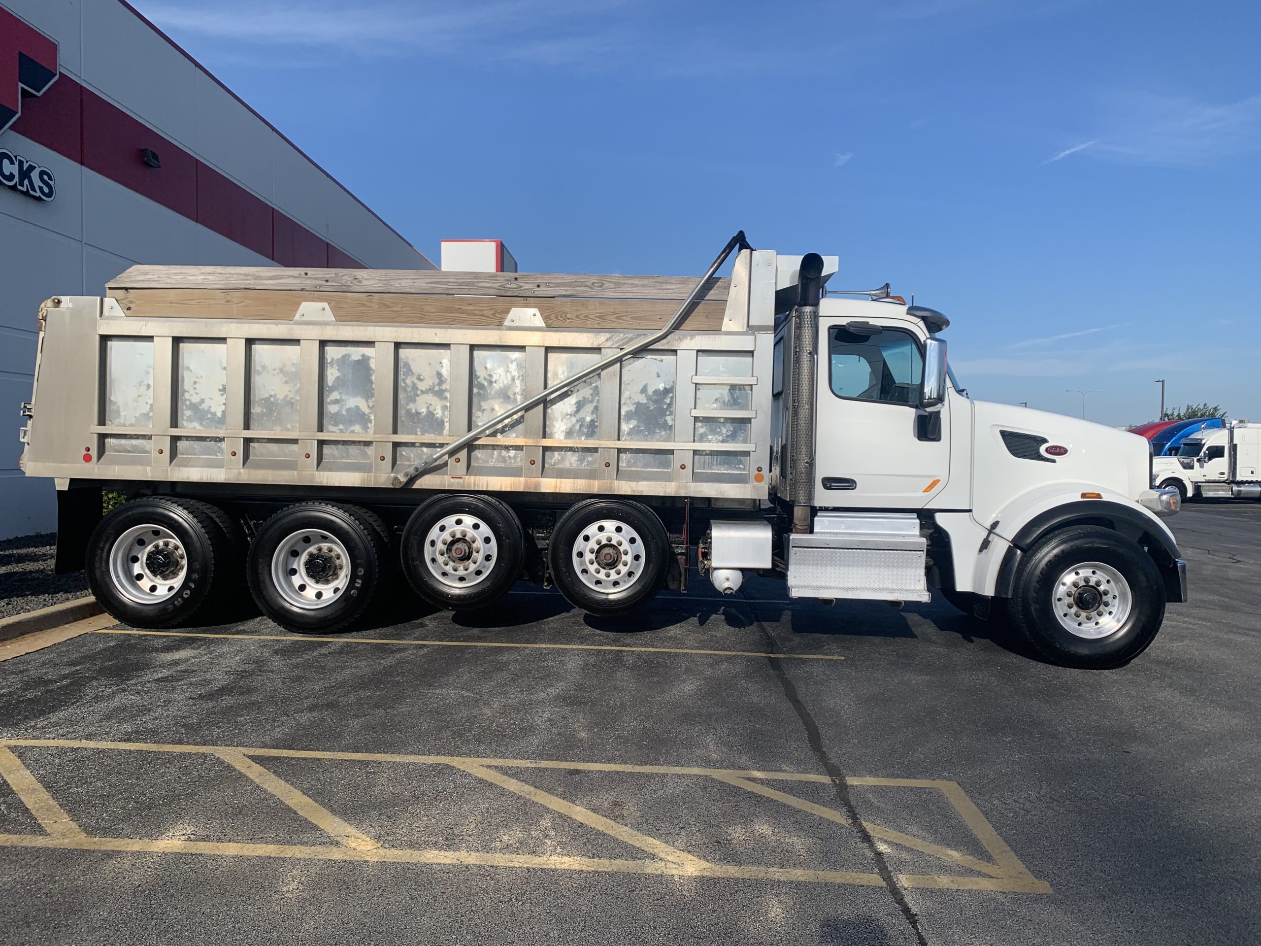 2019 PETERBILT 567 - image 4 of 6