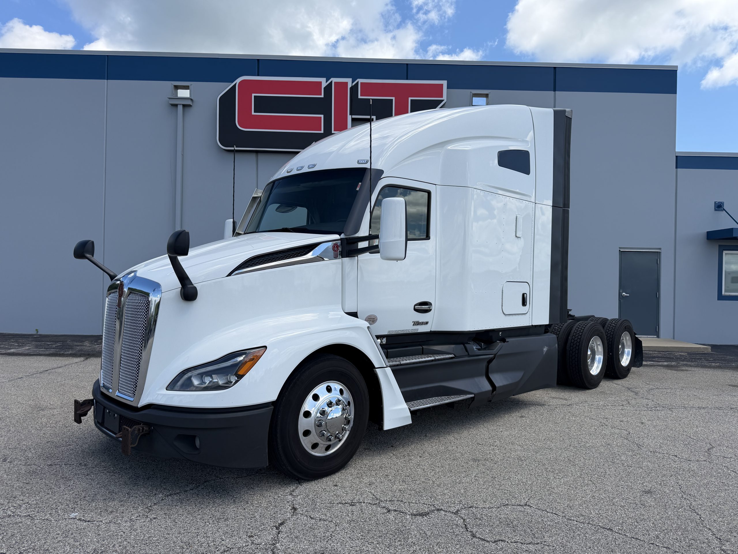2023 KENWORTH T680 2023 KENWORTH T680 - image 1 of 6