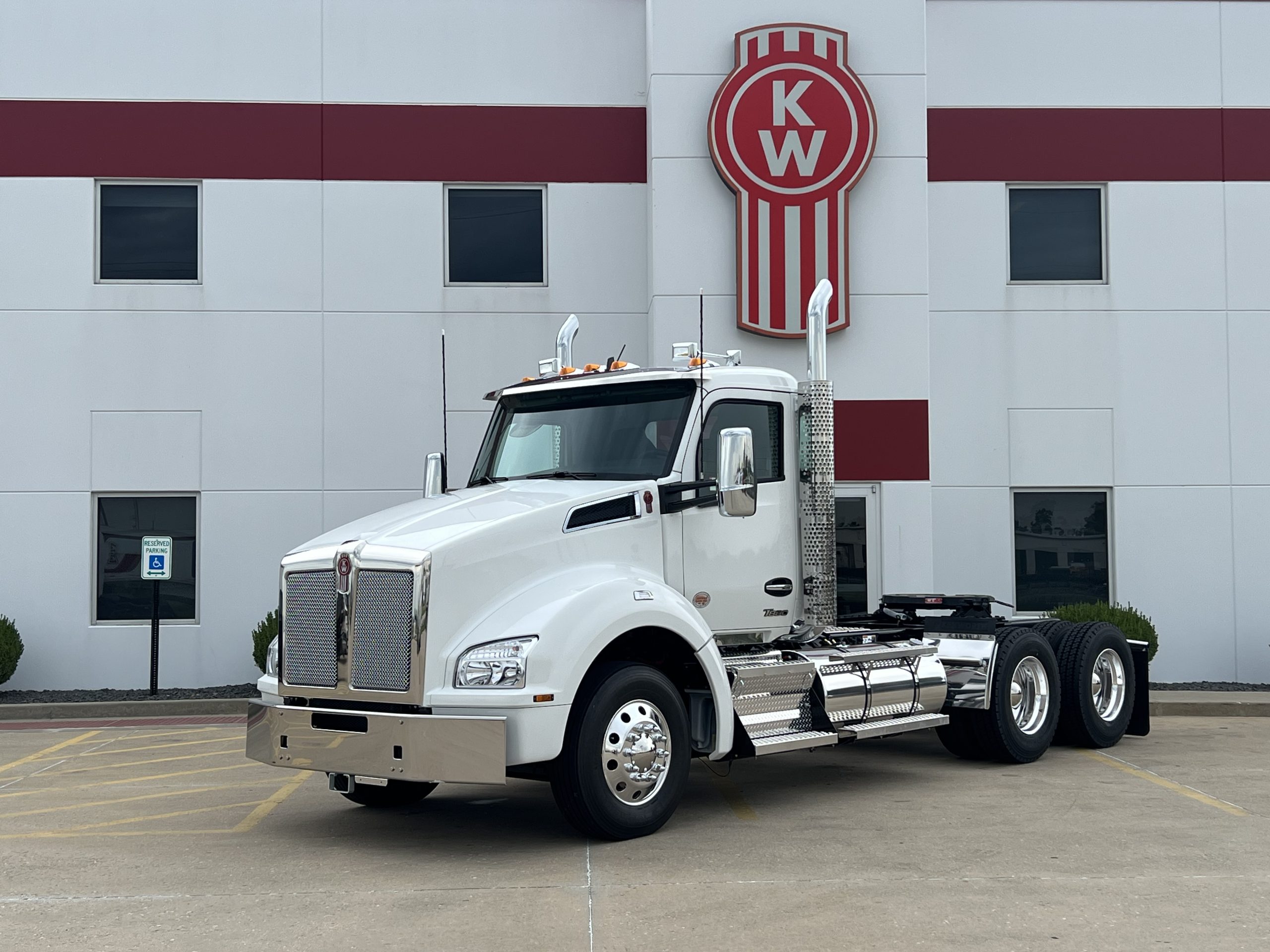 NEW 2027 KENWORTH T880 - image 1 of 6