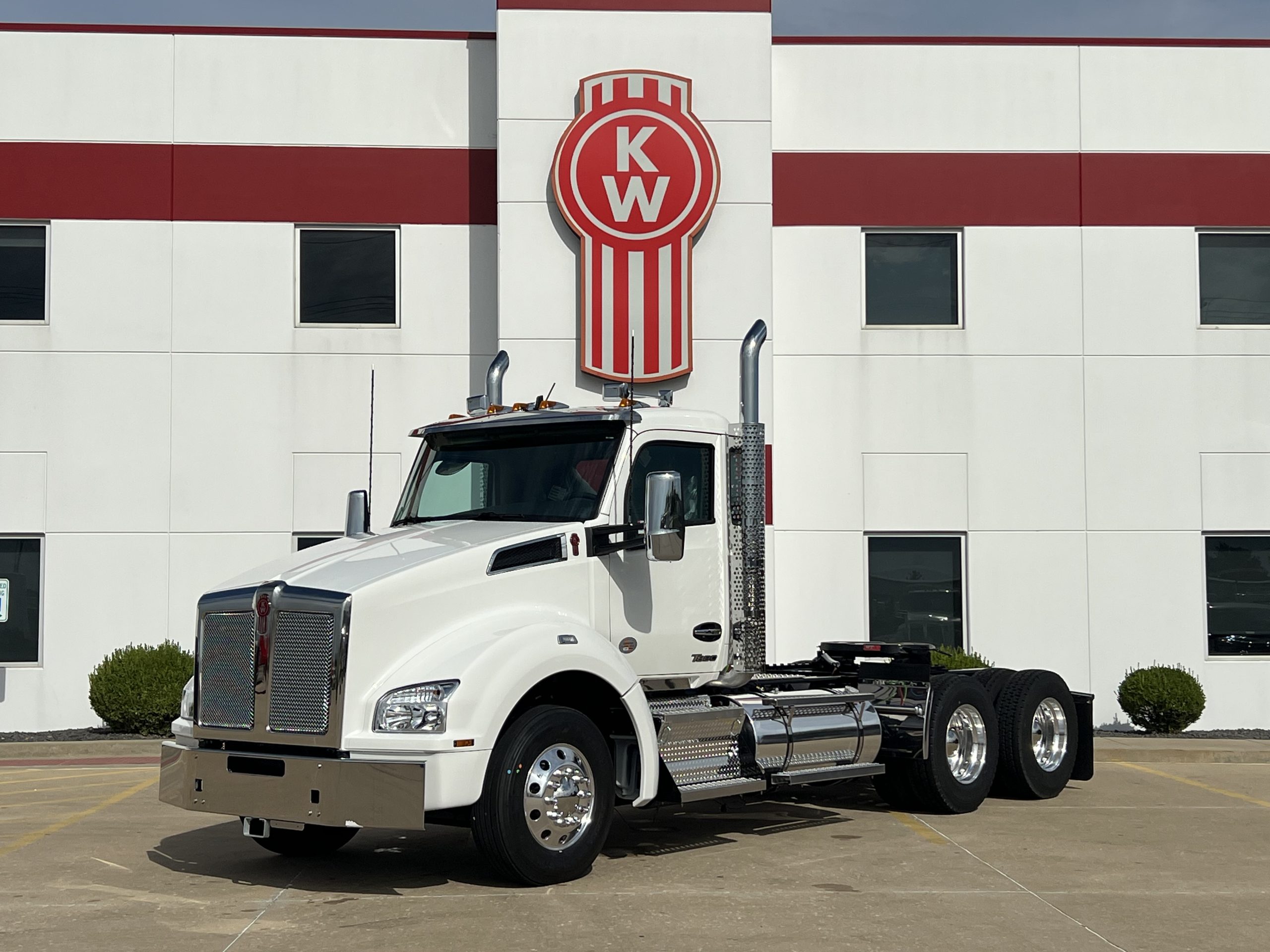 NEW 2027 KENWORTH T880 NEW 2027 KENWORTH T880 - image 1 of 6