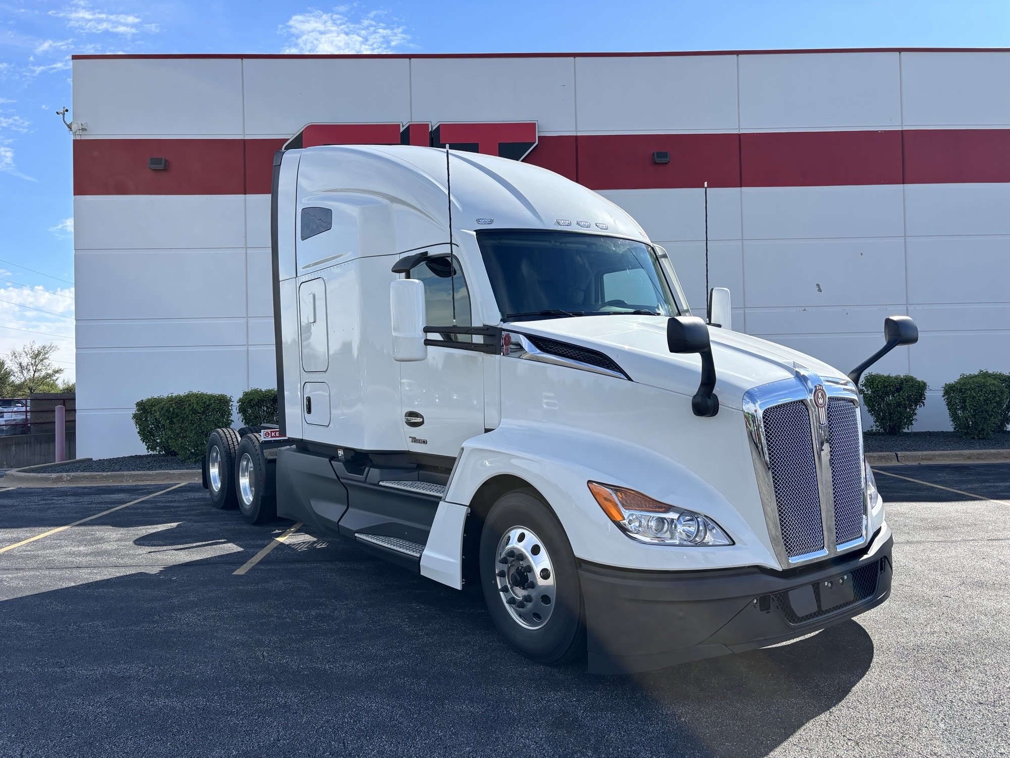 NEW 2027 KENWORTH T680 NEW 2027 KENWORTH T680 - image 3 of 6