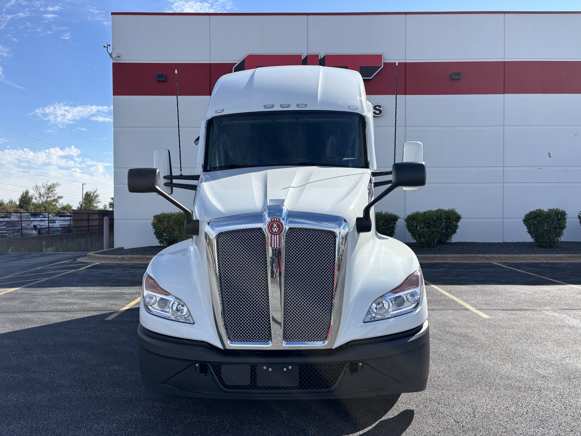NEW 2027 KENWORTH T680 NEW 2027 KENWORTH T680 - image 2 of 6