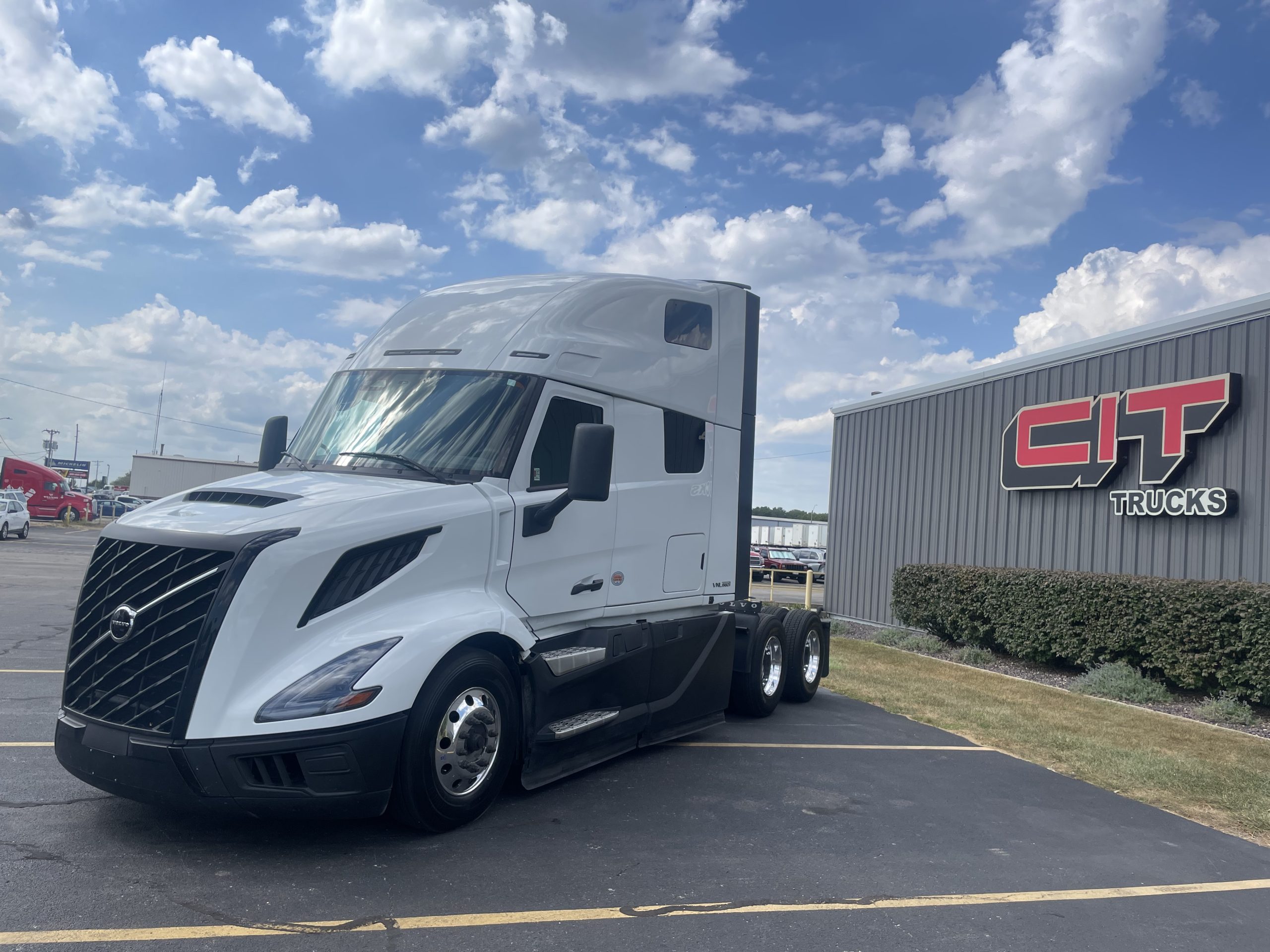 2025 VOLVO VNL660 - image 1 of 6