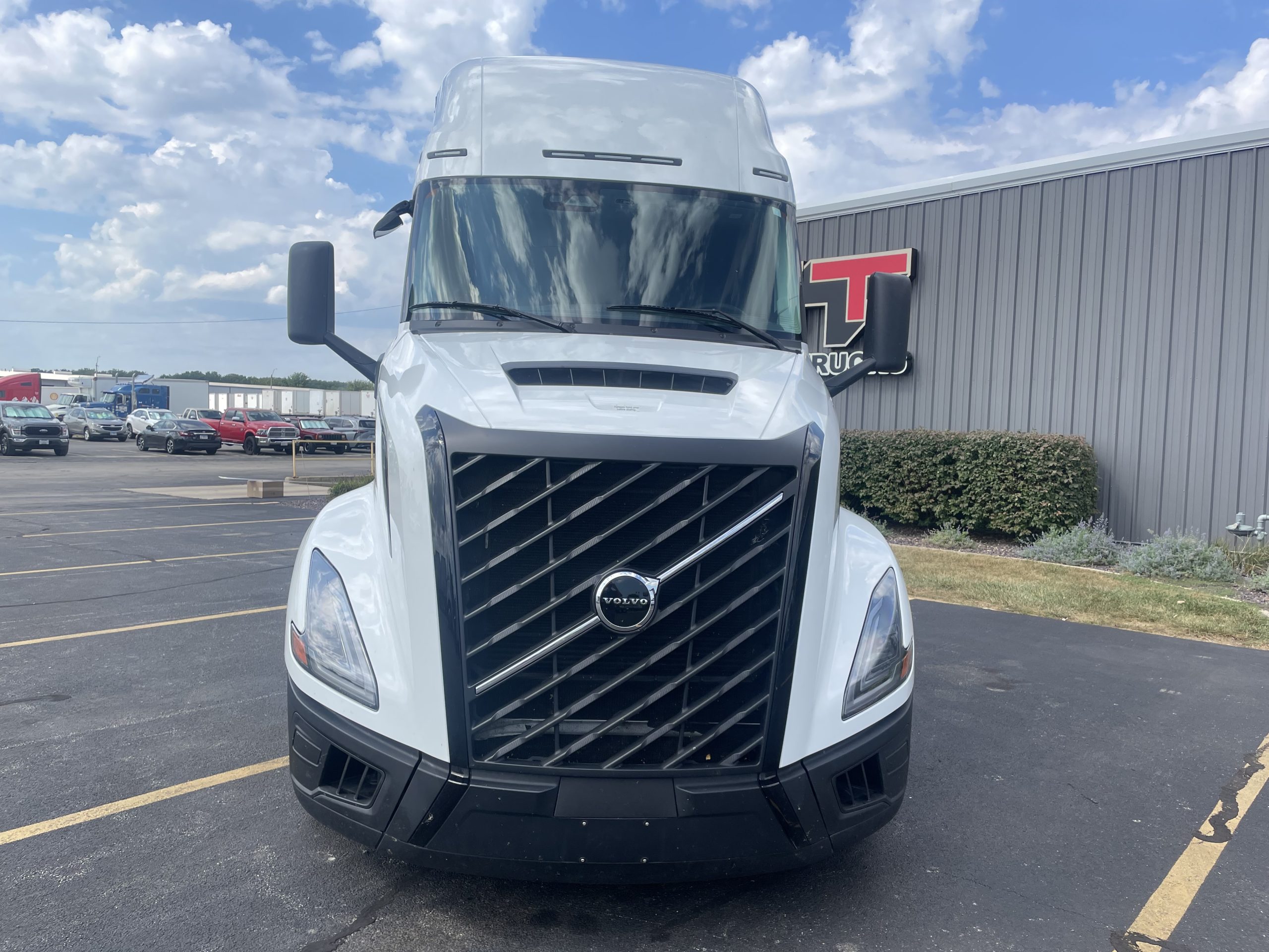 2025 VOLVO VNL660 - image 2 of 6
