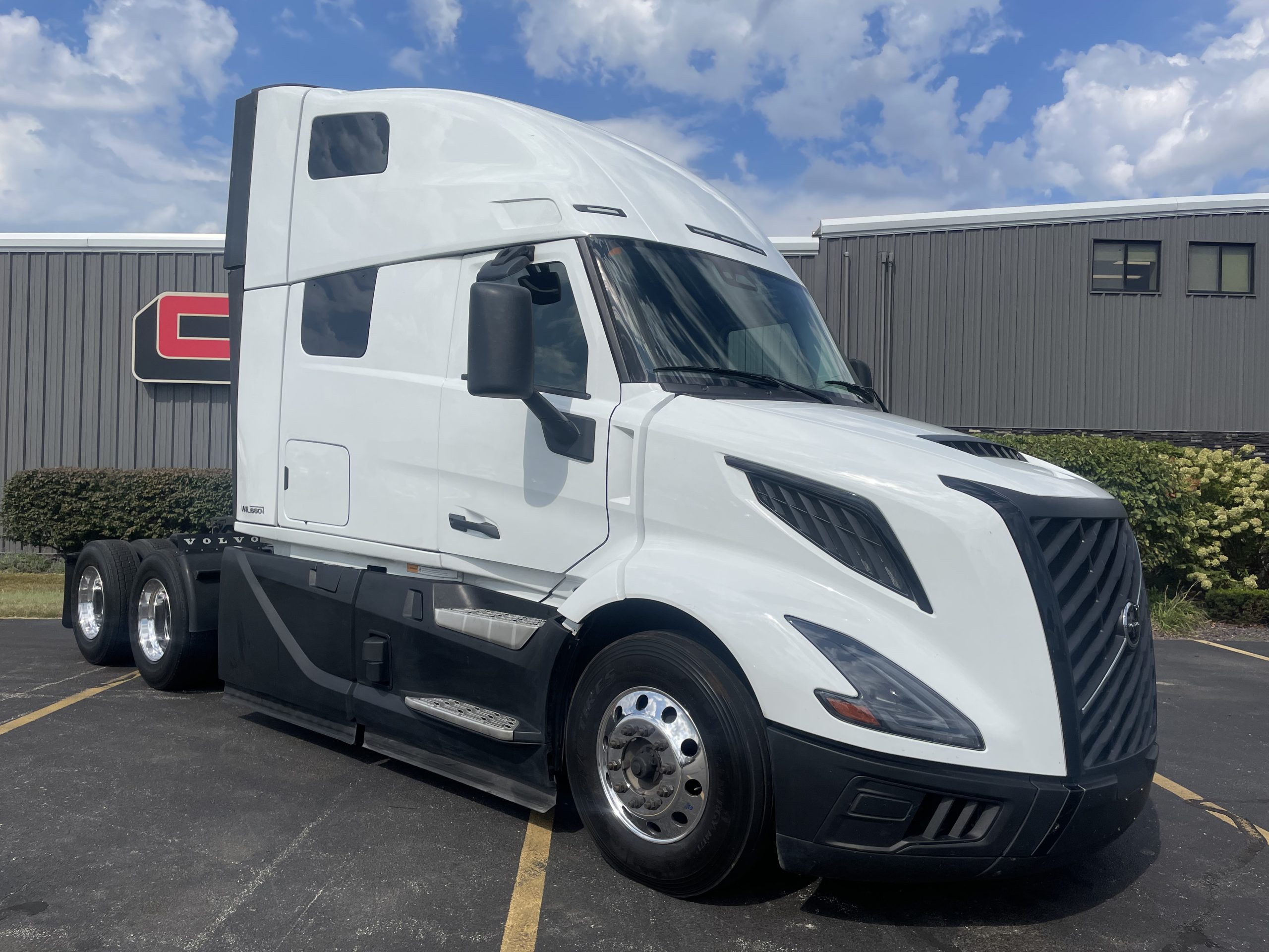 2025 VOLVO VNL660 - image 3 of 6