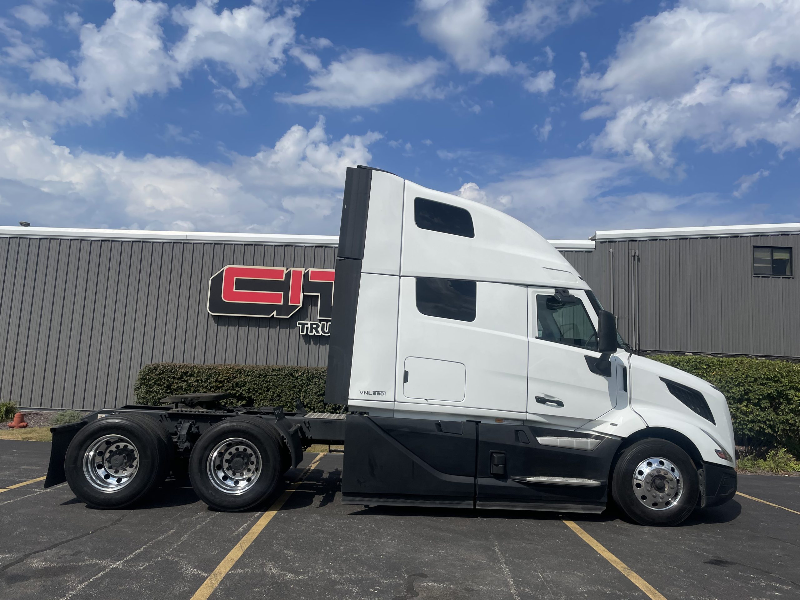 2025 VOLVO VNL660 - image 4 of 6