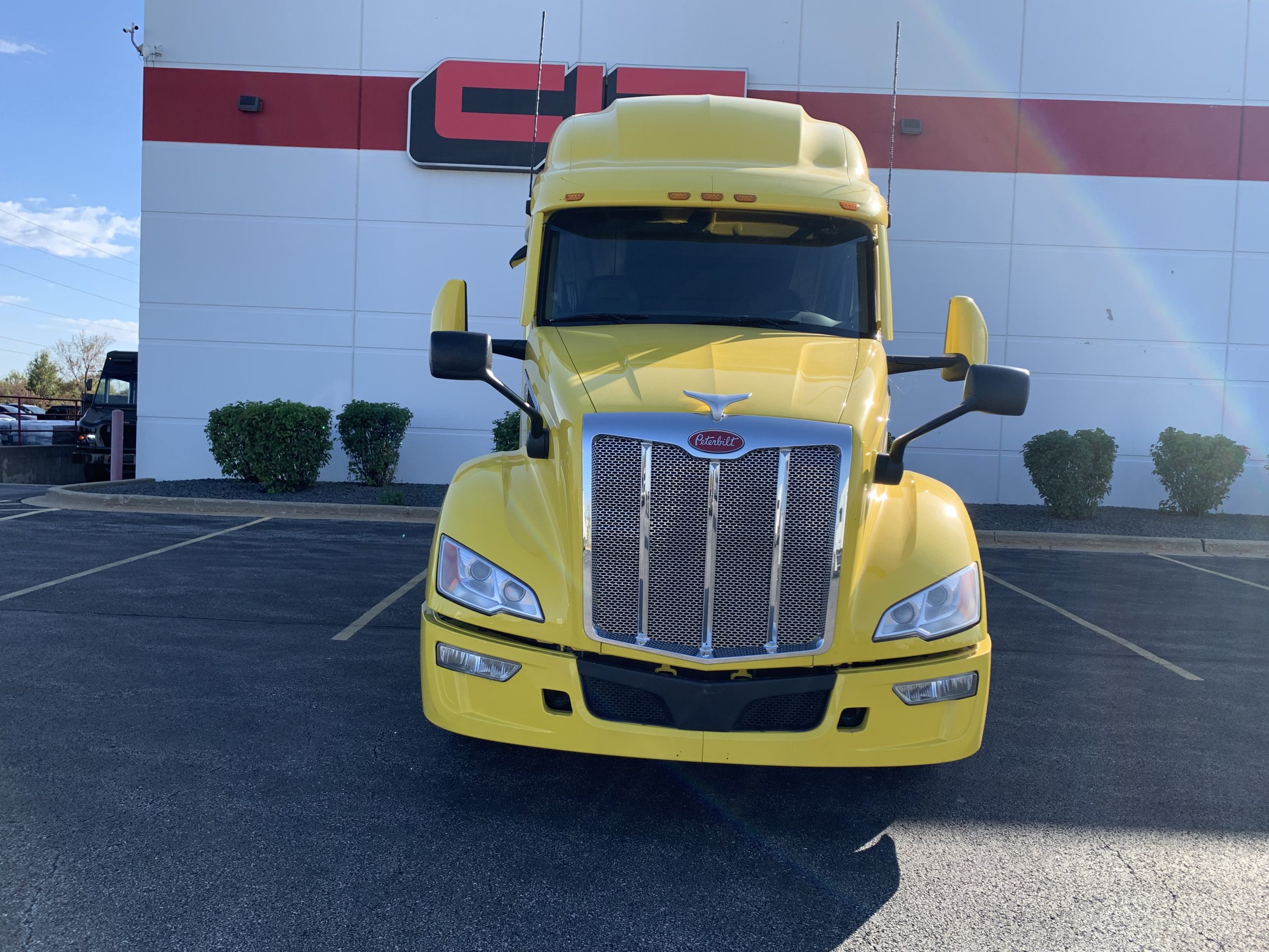 2023 PETERBILT 579 2023 PETERBILT 579 - image 2 of 6