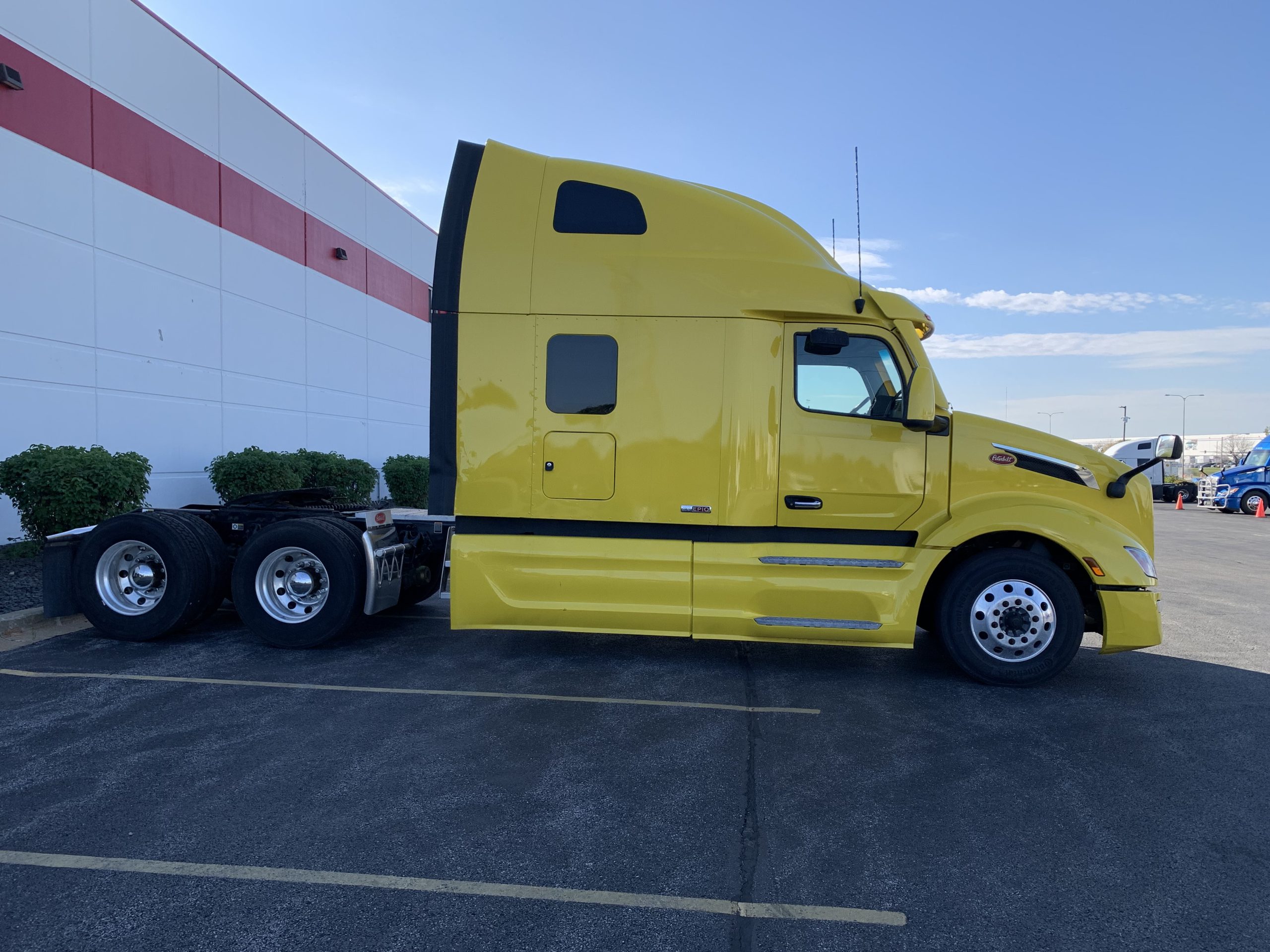 2023 PETERBILT 579 2023 PETERBILT 579 - image 4 of 6