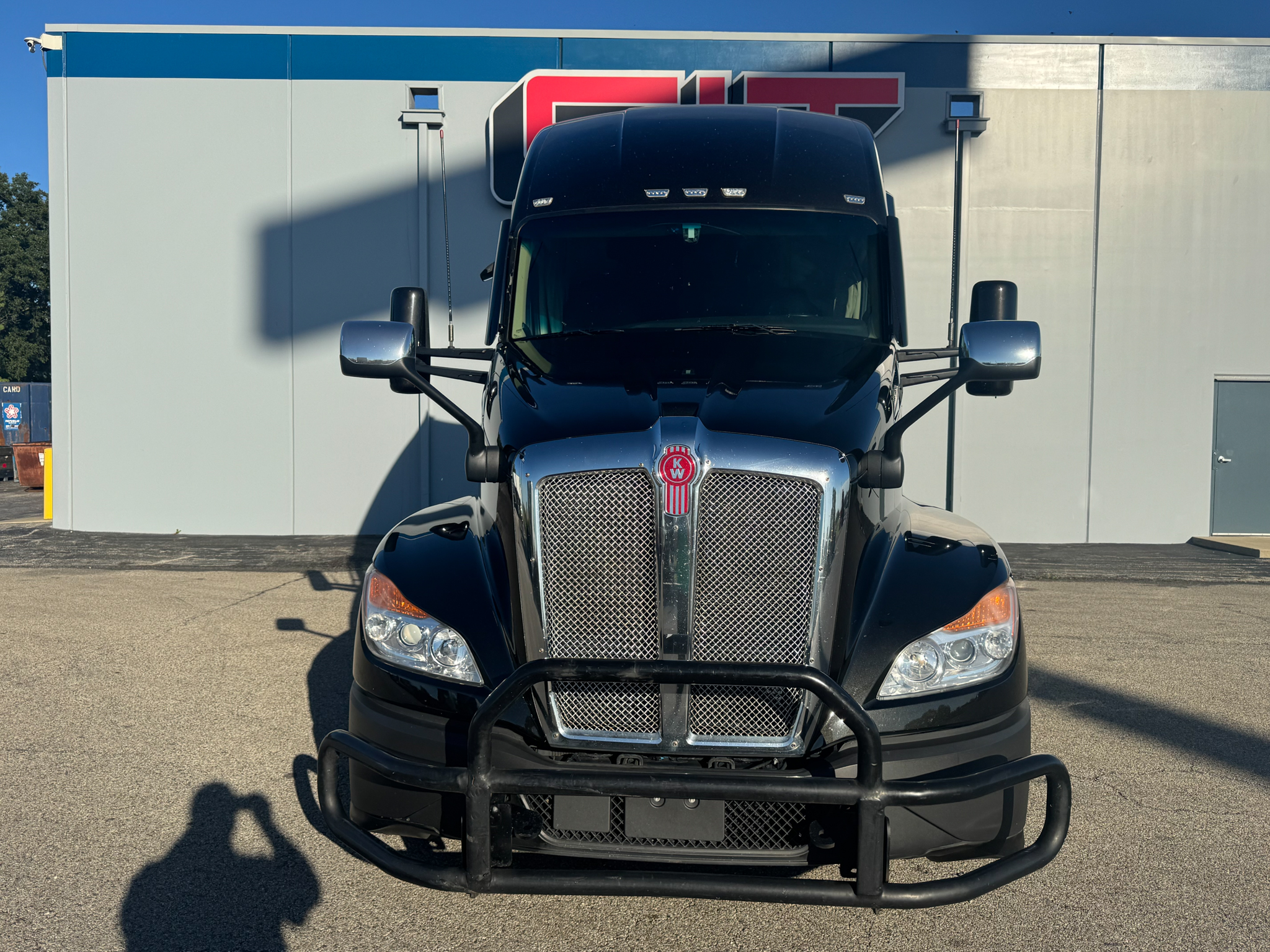 2023 KENWORTH T680 - image 2 of 6